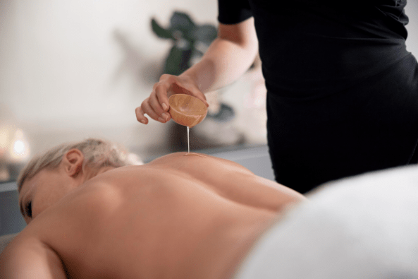 Le massage relaxant aux huiles dénoue les tensions, assouplit les muscles et améliore la circulation sanguine et lymphatique tandis que l’huile nourrit et hydrate la peau